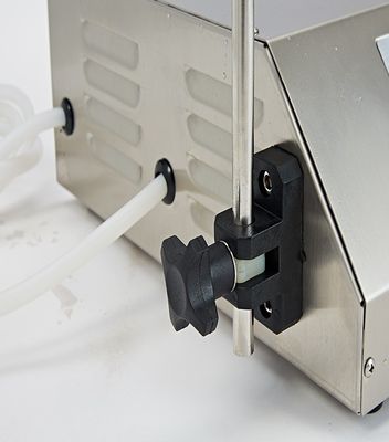 Máquina de llenado de botellas de agua mineral líquida de tipo eléctrico semiautomática